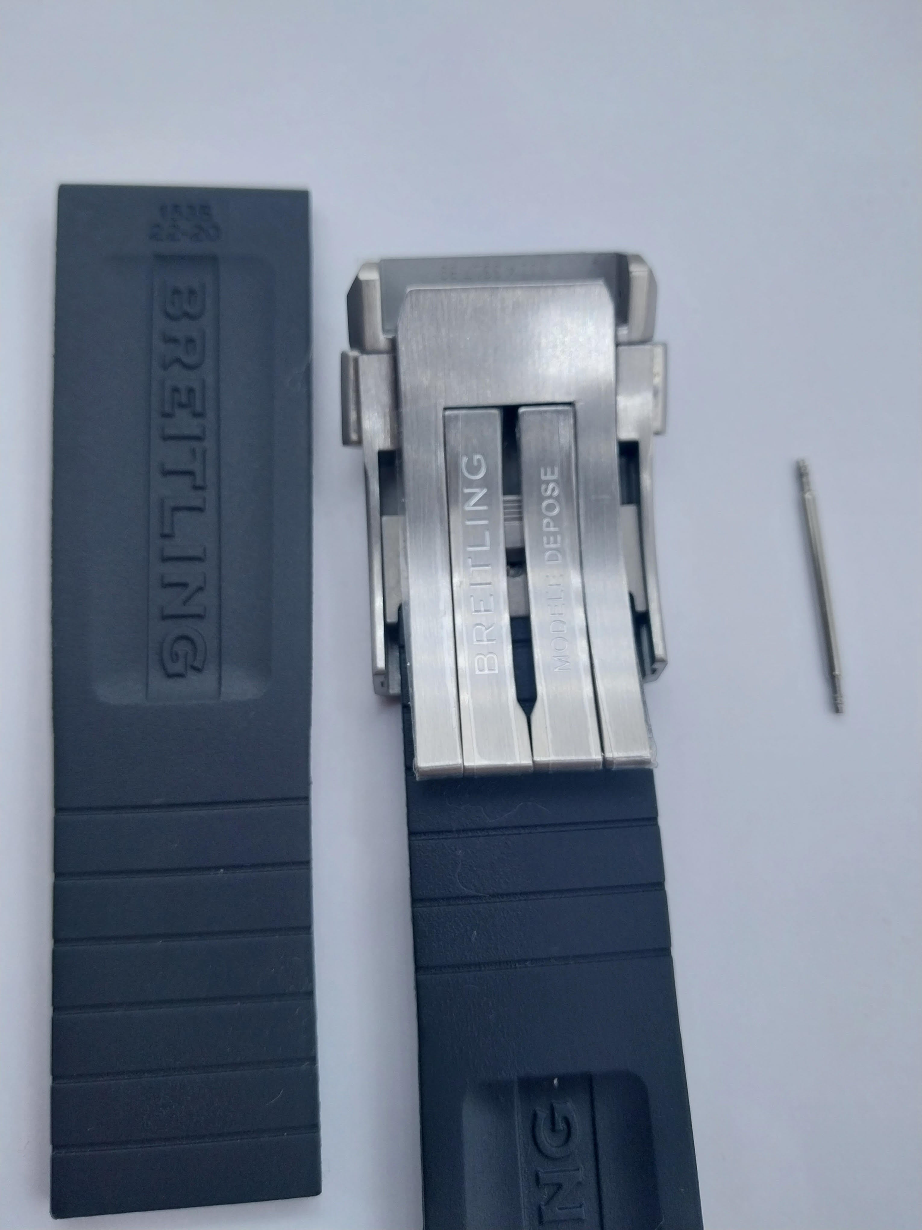 Breitling 22 mm black rubber strap with silver deployment buckle  153S
